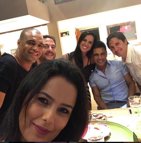 Zezé Di Camargo em família na foto da discórdia (Foto: reprodução/Instagram)