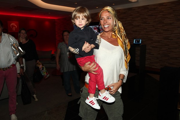 Adriane Galisteu com o filho Vittorio (Foto: Manuela Scarpa / Foto Rio News)