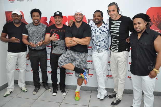 Ex-BBB Kléber Bambam com o grupo Revelação em casa de shows no Rio (Foto: Bruno Henrique/ Divulgação)