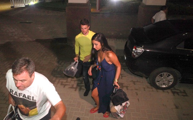 Ex-BBBs Rafael Licks e Talita Araújo em hotel na Zona Oeste do Rio (Foto: Isac Luz/ EGO)