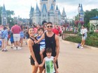 Juliana Paes curte parque da Disney com a família