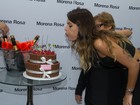 Isabeli Fontana ganha bolo de aniversário durante evento em SP