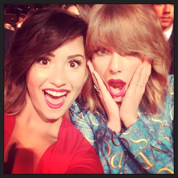 Demi Lovato e Taylor Swift no VMA, em Los Angeles, nos Estados Unidos (Foto: Instagram/ Reprodução)