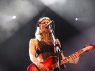 Courtney Love exibe os seios em show animado no segundo dia de SWU