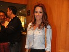Viviane Araújo escolhe look comportado para ir ao teatro