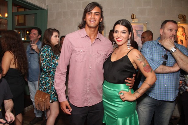 Petra Mattar e o namorado em restaurante na Zona Oeste do Rio (Foto: Thyago Andrade/ Foto Rio News)