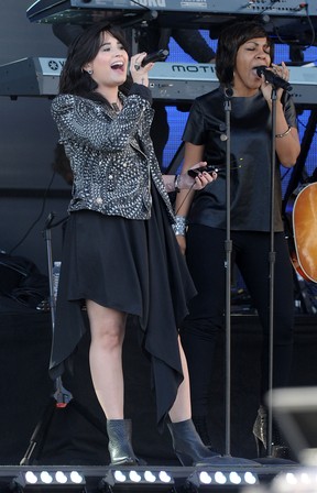 Demi Lovato canta em programa de televisão nos Estados Unidos (Foto: Splash News/ Agência)