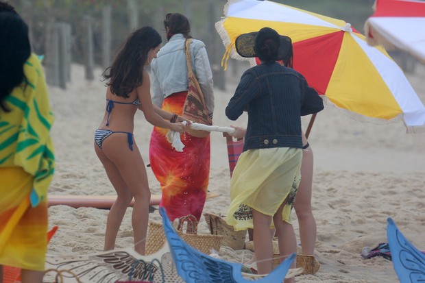 Isis Valverde em gravação na praia do Recreio, RJ (Foto: Dilson Silva / AgNews)