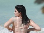 Kylie Jenner sensualiza de biquíni em fotos à beira mar