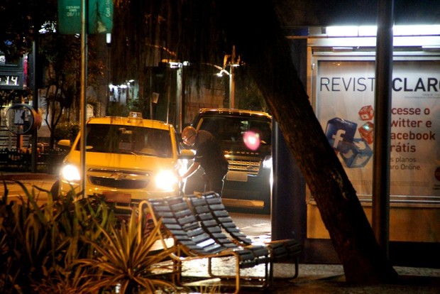 Amora Mautner e Paula Bulamarqui se envolvem em batida de carro com taxista no Leblon (Foto: Rodrigo dos Anjos / AgNews)