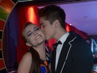 Larissa Manoela ganha beijinho de João Guilherme em festa do MC Gui