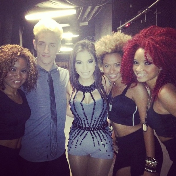 Anitta com seus dançarinos em bastidores de show em Orlando, nos Estados Unidos (Foto: Instagram/ Reprodução)