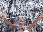 Ticiane Pinheiro mostra corpo sarado em foto em cachoeira