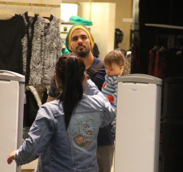 Juliano Cazarré com o filho em Shopping (Foto: Marcus Pavão/AgNews)