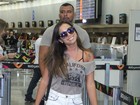 Anitta embarca de shortinho e com bolsa de quase R$ 7 mil para Salvador