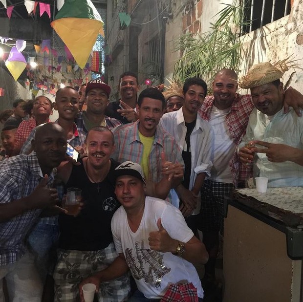 Adriano curte festa junina com amigos (Foto: Instagram / Reprodução)