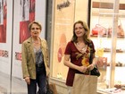 Glória Menezes faz compras em shopping no Rio com a filha