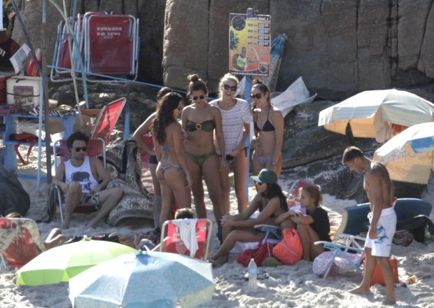 Paula Morais curte praia no Rio com amigos (Foto: Marcus Pavao / AgNews)