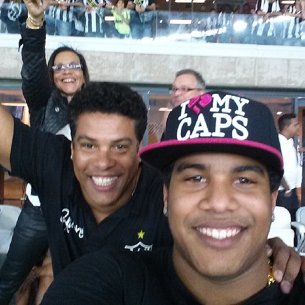 Assis, irmão de Ronaldinho, e Diego, sobrinho do jogador (Foto: Reprodução/Instagram)