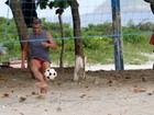 Romário aproveita fim de tarde e joga futevôlei com os amigos