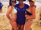 Gracyanne Barbosa vai a praia com as amigas