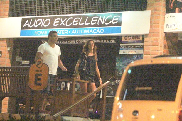 Ronaldo com Paula Morais em um restaurante no Rio (Foto: Delson Silva/ Ag. News)