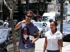 Ricardo Pereira anda pelo Rio após deixar maternidade com o filho