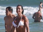 De biquíni branco, Gracyanne Barbosa curte dia de sol em praia do Rio