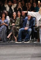 Xuxa rouba a cena em desfile com transparência e seios à mostra