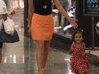 Tania Khalill passeia com as filhas em shopping 