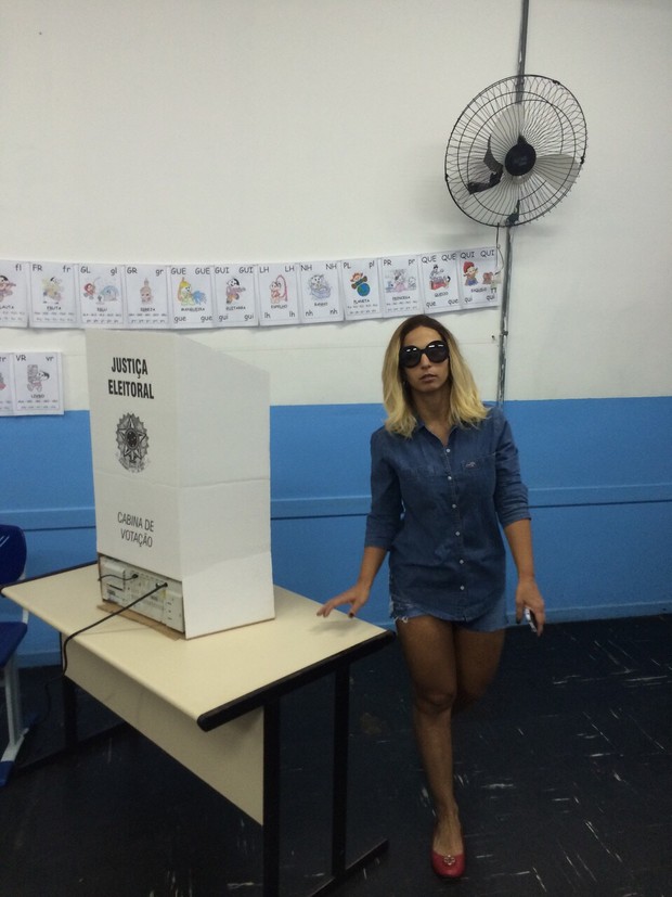 Valesca Popozuda votando (Foto: pardal producoes/ k2L)