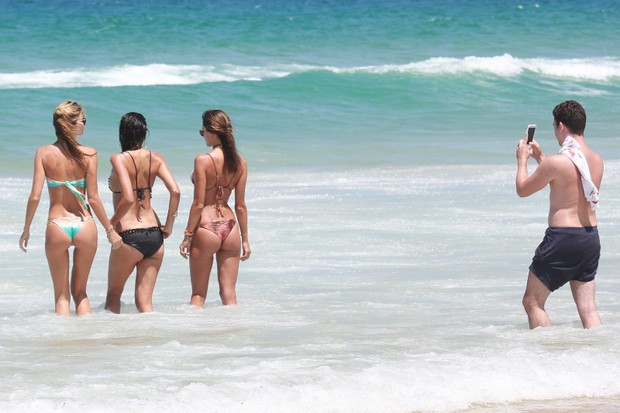 Gisele Cória, Fernanda Motta e Alessandra Ambrósio na praia (Foto: Dilson Silva / Ag. News )