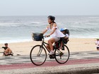Cláudia Abreu anda de bicicleta com o filho na garupa na orla do Rio
