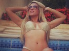 Dani Vieira aproveita folga de 'Amor à vida' tomando champanhe na piscina
