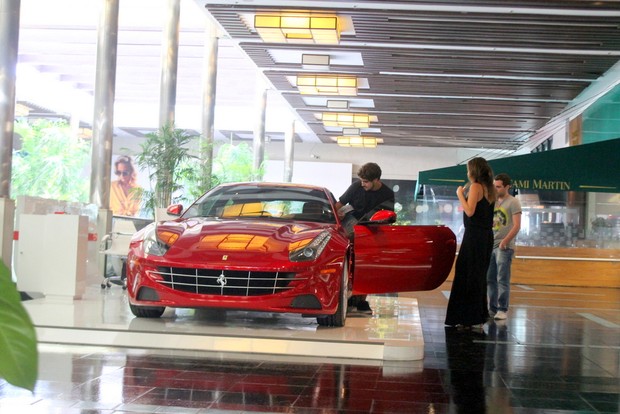 Caio Castro entre em Ferrari em shopping no Rio (Foto: Daniel Delmiro / AgNews)