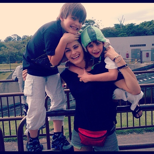 Isabeli Fontana com os filhos, Zion e Lucas (Foto: Reprodução/ Instagram)