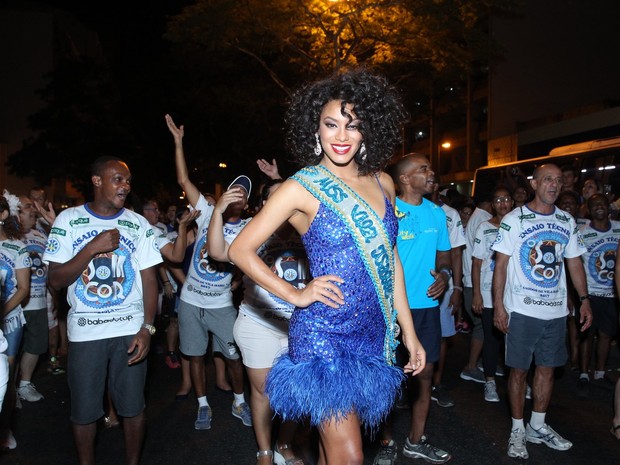 Raissa Santana em ensaio de rua da Vila Isabel na Zona Norte do Rio (Foto: Marcello Sá Barretto/ Ag. News)