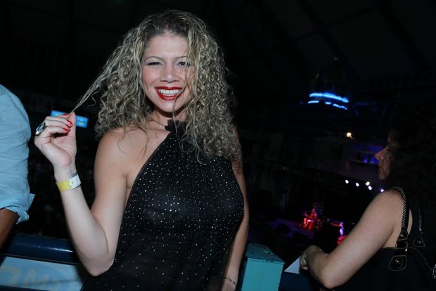 Cátia Paganote em noite de samba no Rio (Foto: Marcello Sá BArreto/Ag News)