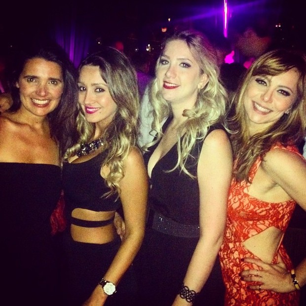Simone Soares com amigas em festa em Nova York, nos Estados Unidos (Foto: Instagram/ Reprodução)