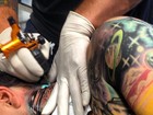 Ex-BBB Rafinha retoca a tatuagem do pescoço: 'Nunca fui emo'