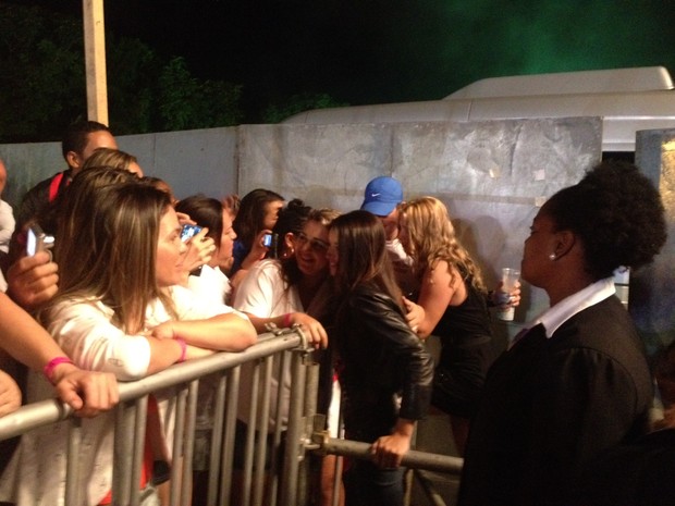 Carla Perez e a filha, Camilly Victória, atendem a fãs nos bastidores de show do Harmonia do Samba em Salvador, na Bahia (Foto: EGO)