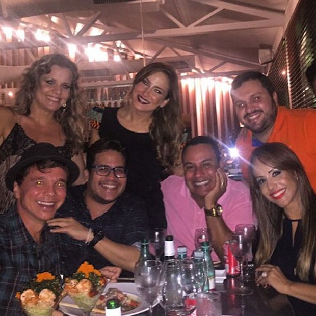 Claudia Leitte com Netinho, Carla Cristina e outros amigos em restaurante em Salvador, na Bahia (Foto: Instagram/ Reprodução)