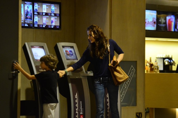 Fernanda Tavares vai ao cinema com os filhos  (Foto: Henrique Oliveira / Agnews)