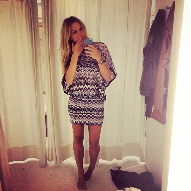 Fiorella Mattheis experimenta vestido (Foto: Instagram/ Reprodução)