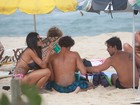 Aline Riscado curte praia com Felipe Roque no Rio