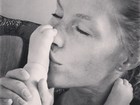 Gisele Bündchen dá beijo no pezinho da filha