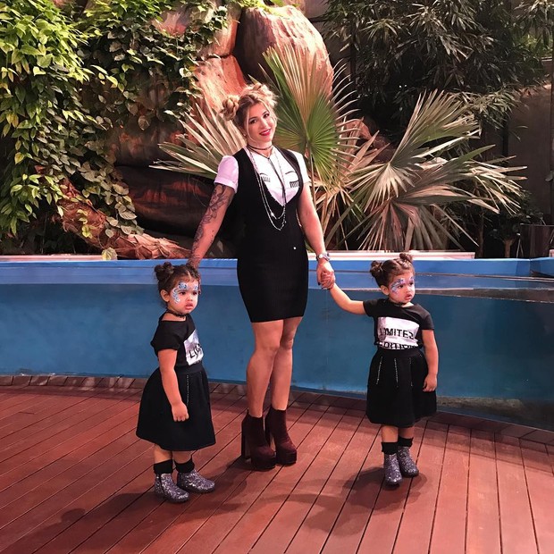 Dani Souza com as filhas gêmeas (Foto: Reprodução/Instagram)