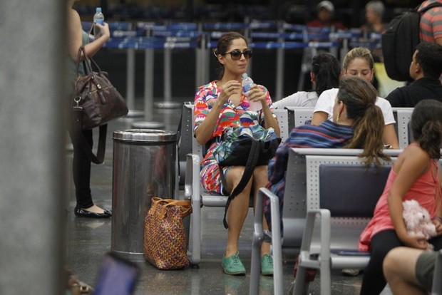 Camila Pitanga em aeroporto no Rio (Foto: Delson Silva/ Ag. News)
