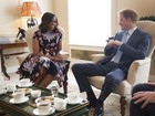 Michelle Obama bebe chá com  príncipe Harry em visita a Londres