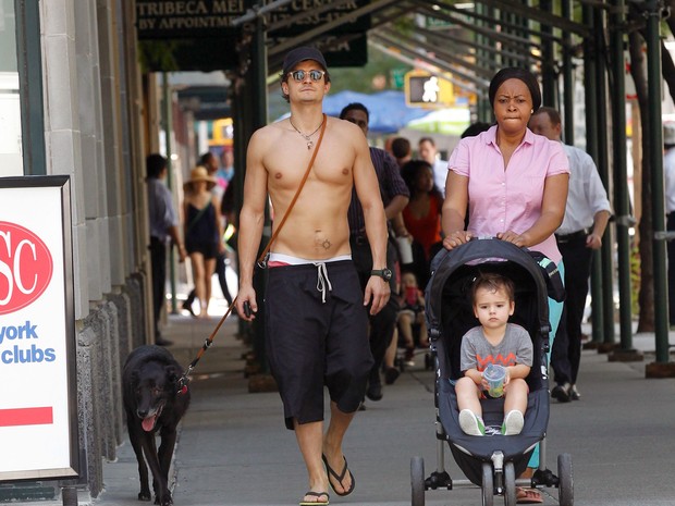 Orlando Bloom com o filho e seu cachorro de estimação em Nova York, nos Estados Unidos (Foto: Grosby Group/ Agência)
